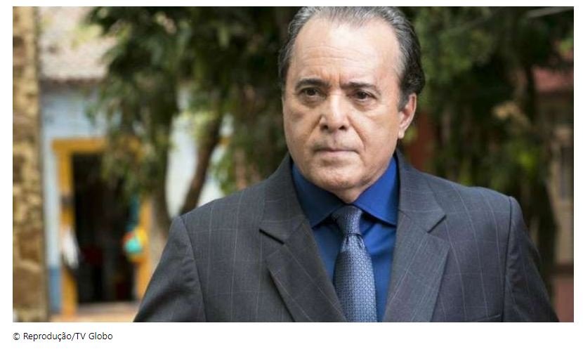 Após ser internado, Tony Ramos recebe alta e deixa hospital de cadeira de rodas