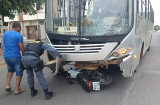 Garotas batem moto em ônibus e têm traumatismo craniano