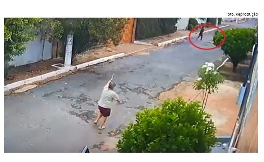Policial reage a tentativa de assalto e põe criminosos para correr a tiros no Santa Rosa; veja vídeos