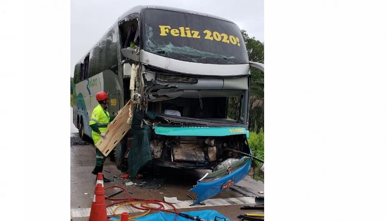 Acidente na BR-364 envolvendo ônibus e carreta deixa 3 feridos. (Fotos)