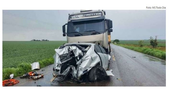 Mato-grossense morre ao colidir Jetta de frente com carreta em MS