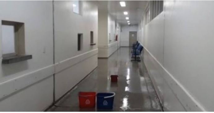 ALAGAMENTOS E RATOS Hospital de Rondonópolis sofre alagamento após chuvas e até ratos aparecem nos corredores