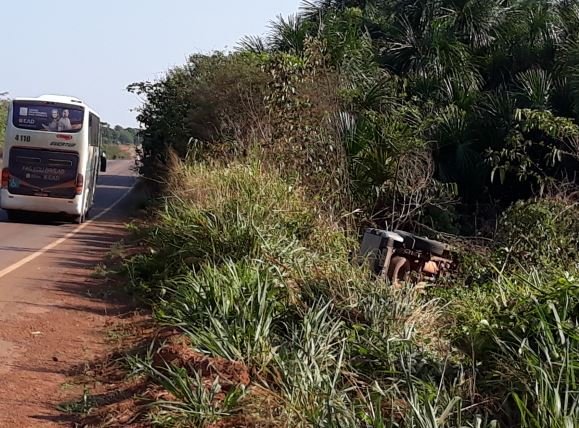 Caminhoneta acaba capotando na entrada do Café Norte em Colíder.(Vídeo)