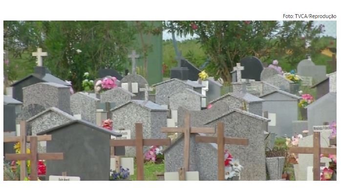 Mãe é detida ao tentar enterrar feto em cemitério; coveiro acionou polícia