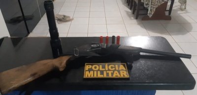 PM prende homem trafegando com espingarda nas costas em Feliz Natal
