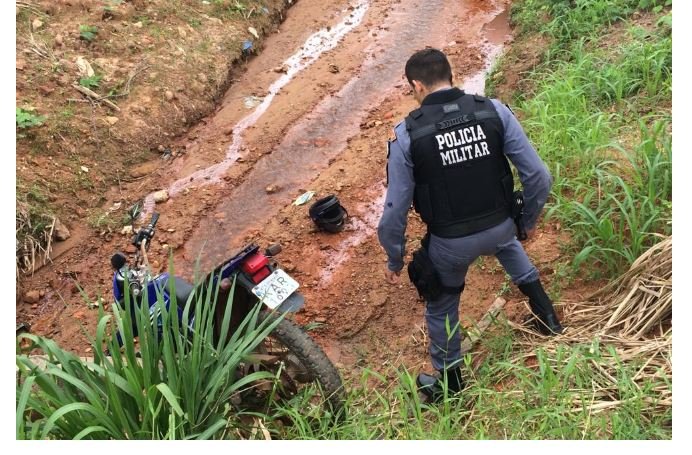 Polícia Militar encontra moto furtada dentro de buraco em Guarantã do Norte.