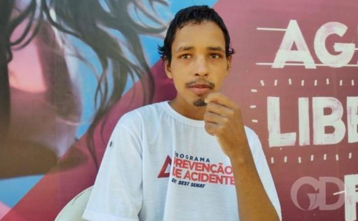 Polícia procura família de rapaz que passou 4 dias em posto
