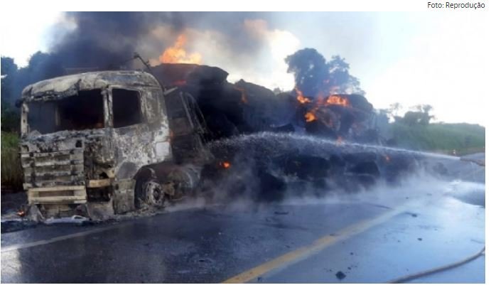 Scania carregada de algodão pega fogo e deixa trecho da BR-163 totalmente interditado