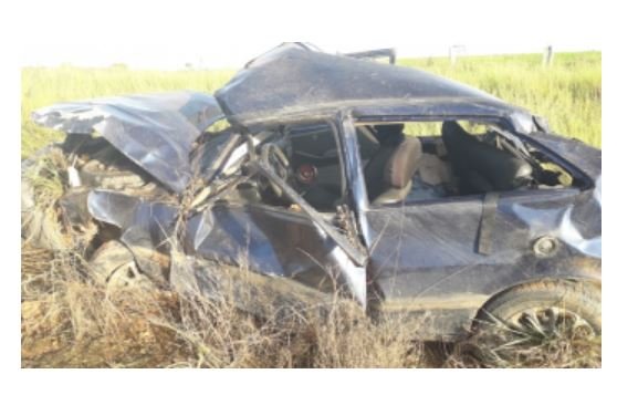 Condutor perde o controle e capota Fiat Uno na MT-208 em Nova Monte Verde. (Fotos)