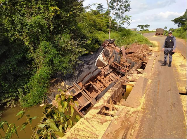 Carreta caiu dentro de rio apos acidente com caminhão em Santa Helena/MT