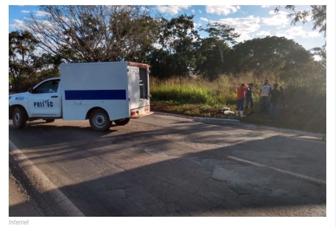 Funcionários de fazenda encontram corpo em decomposição às margens de rodovia.