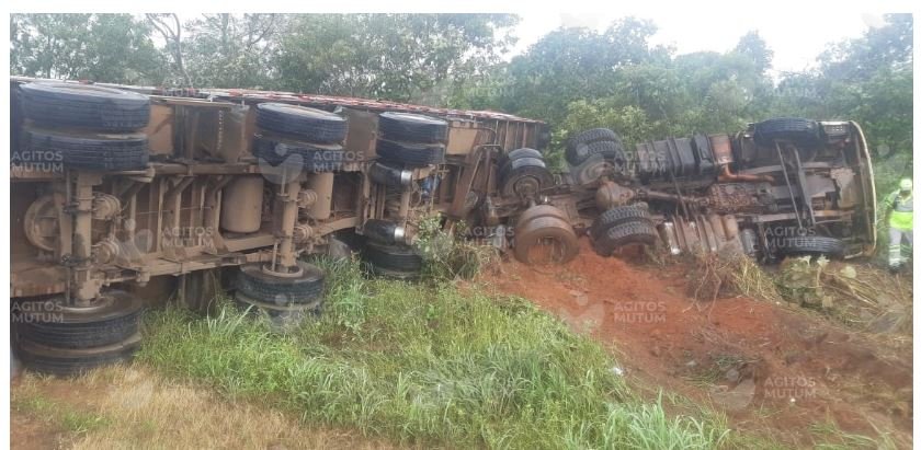 Carreta com placa de Nova Mutum-MT tomba na BR-163 e Motorista sai Ileso. (Fotos)