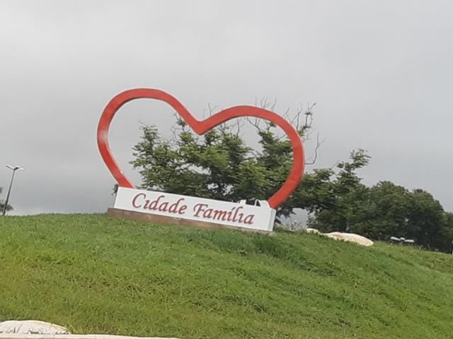 Vandalos em Colíder acabaram de destruir o simbolo na Praça Central da cidade. (Fotos)