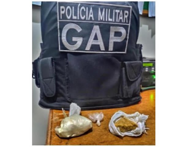 Dupla é presa por vender drogas na porta de cemitério em MT