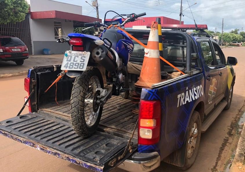 Agentes de Transito de Colíder recuperam moto roubada na noite de ontem (27). (Fotos)