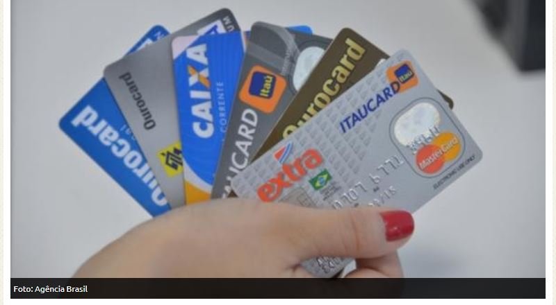 Brasileiro paga mais de R$ 700 por ano para ter conta e cartão