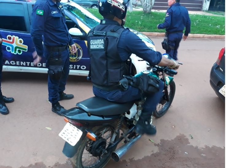 Agentes de Transito em Colíder flagra jovem de 18 anos com moto de placa adulterada é o mesmo e detido. (Vídeo)