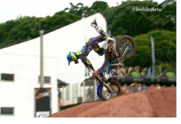 Joaninha quebra fêmur, costela e tem pulmão perfurado em forte queda no motocross