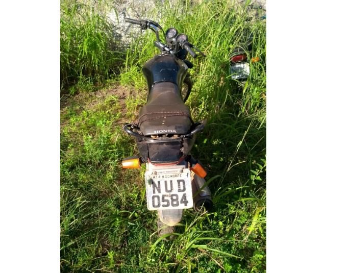 Bandido morre em troca de tiros com PMs de Peixoto e moto e recuperada. (Fotos)