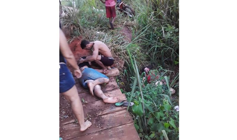 “Vídeo” Colisão entre carreta e moto deixa 2 em estado grave próximo de Santa Helena