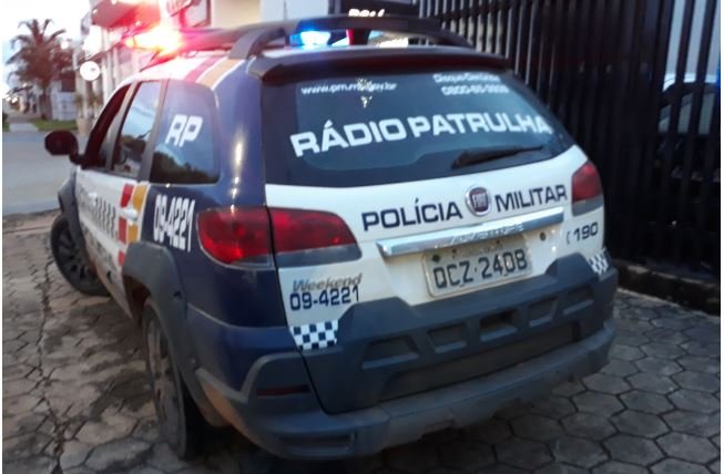 Menor infrator e pego no flagrante enquanto furtava residencia em Colíder.