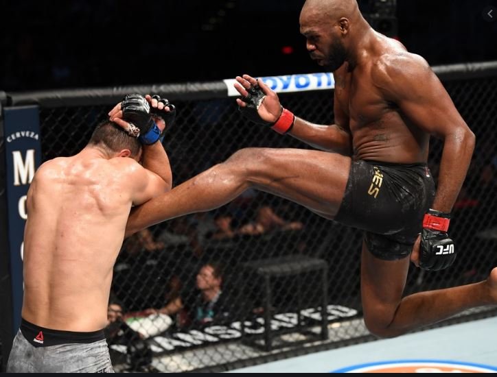 Vergonha para o esporte, roubo, corrupção... mundo do MMA opina sobre vitória polêmica de Jon Jones no UFC 247