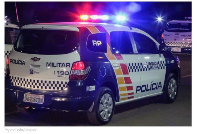 Motoqueiro invade residência e executa jovem a tiros