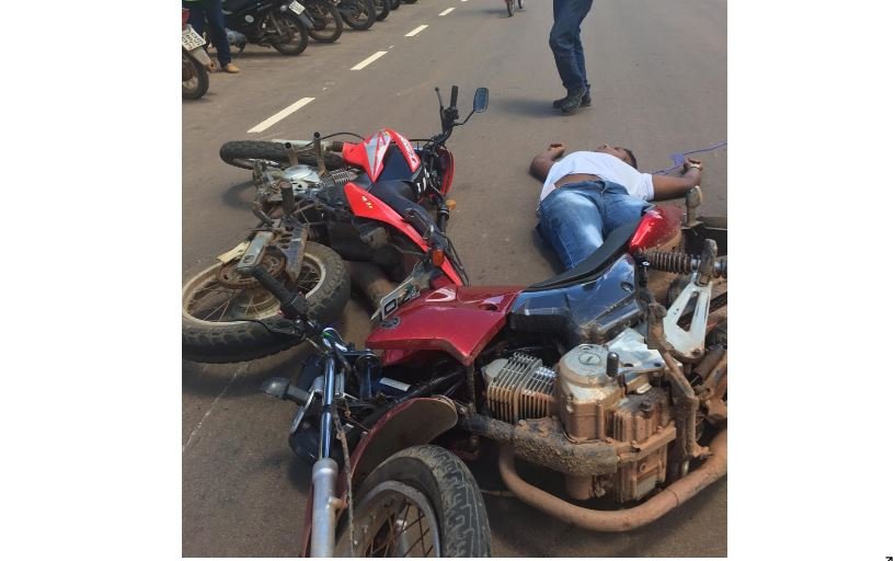Motociclista em Colíder tem suspeitas de TCE ao chocar com violência na traseira de outra moto. (Fotos)
