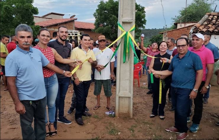 Prefeita no estado do PI faz solenidade para inaugurar postes de energia. (Fotos)