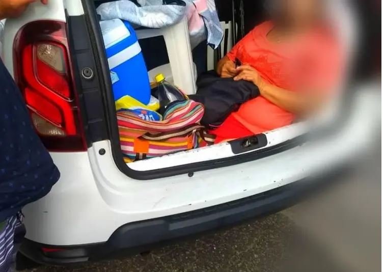 Família é flagrada carregando a sogra no porta-malas do carro na SC-401 em Florianópolis