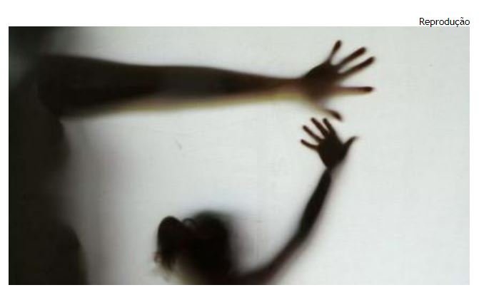 Menina de 15 anos é agredida e estuprada por 3 homens em matagal