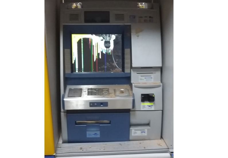 Idoso em Colíder tem surto e usando tijolos quebra dois caixas do BB. (Vídeo)