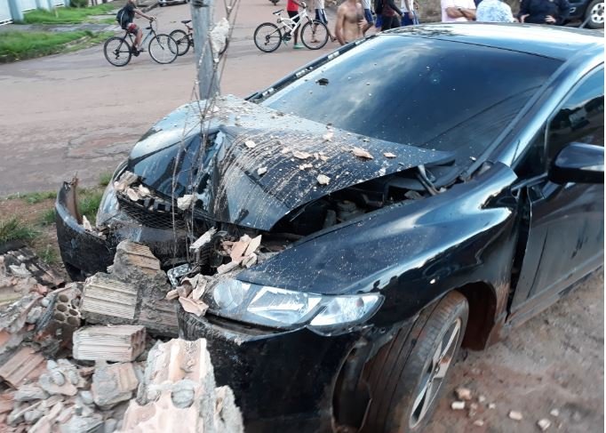Honda Civic em Colíder fica tem frente destruida apos acidente frontal com muro de residência.(Video)