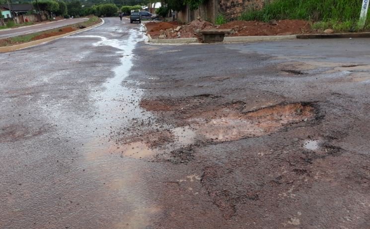 Av. Floriano Peixoto em Colíder antes mesmo de ser inaugurada já esta toda esburacada. (Vídeo)