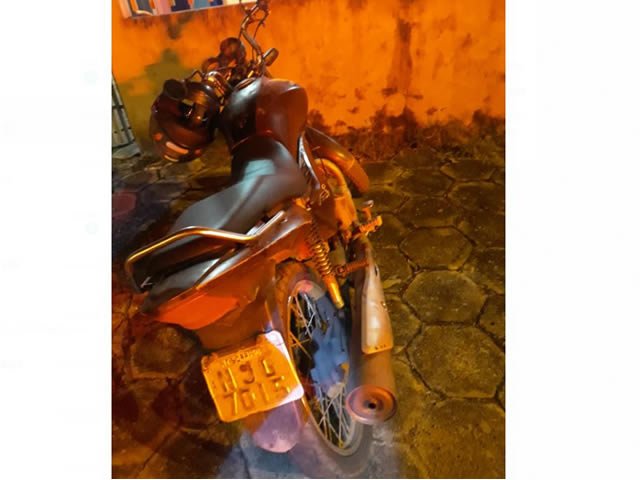 Dois jovens dando role com moto roubada são presos em Terra Nova.