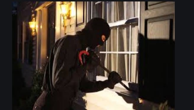 Bandidos em Colíder aproveitam ausência de moradores e fazem limpa na casa.