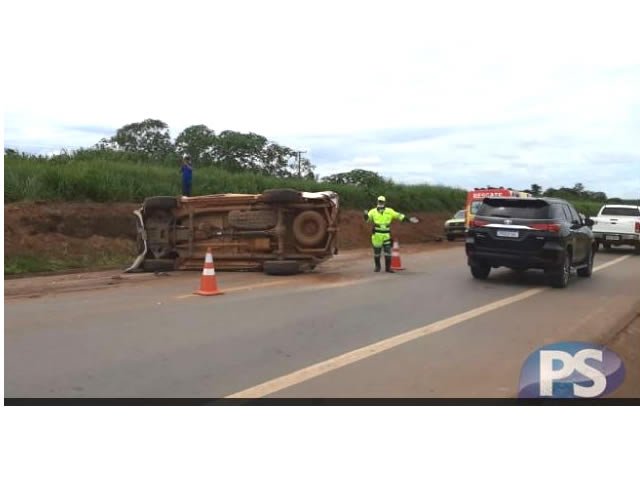 Motorista tenta ultrapassar carreta, bate na lateral e veículo capota na BR-163