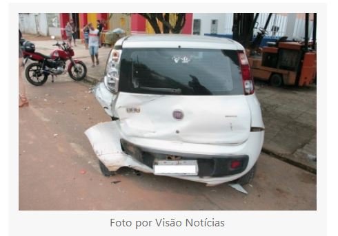 Condutora perde o controle de carro e bate em outros dois que estavam parados