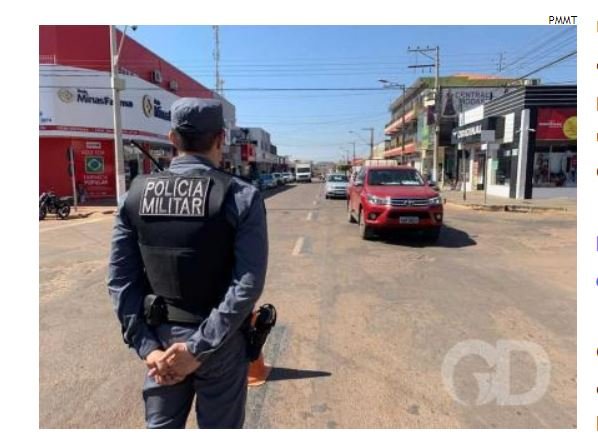 Mulher é presa por chamar policiais de ladrões ao prenderem irmão suspeito de roubo