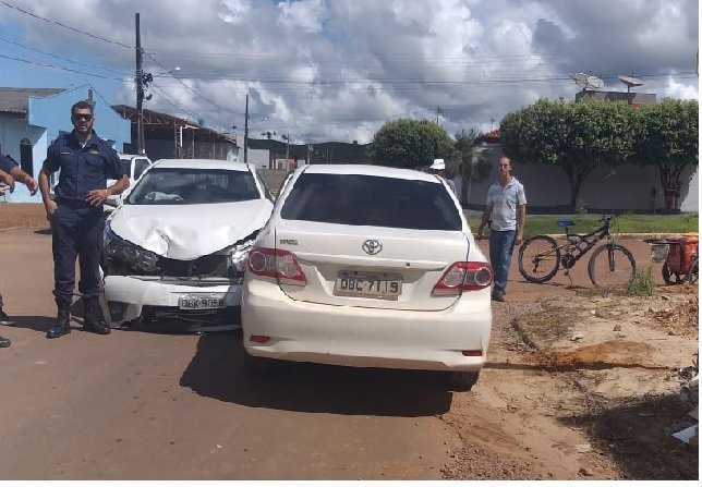 Em Colíder dois veiculos Corolas chocam-se lateralmente próximo ao Cemitério Frei João Jorge. (Fotos)
