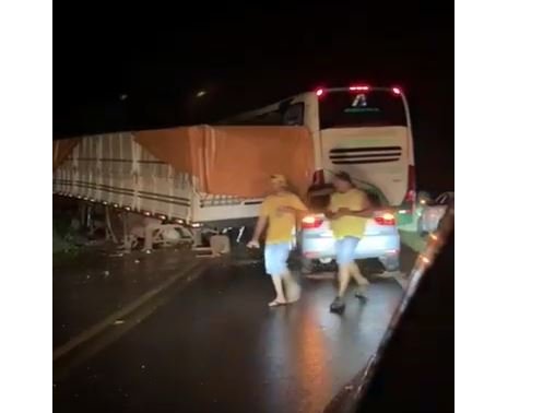 Tragédia-Acidente entre ônibus e carreta com mortos e feridos interrompe Br 070 perto de General Carneiro.