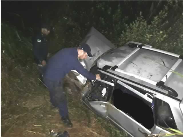 URGENTE: Mulher sai fora de veiculo apos capotamento na MT-320 em Colíder, carro deu perda total. (Vídeo)