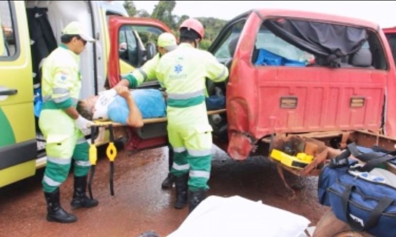 Duas pessoas foram socorridas em acidente na BR163 com trevo de acesso a MT 220. (Fotos)