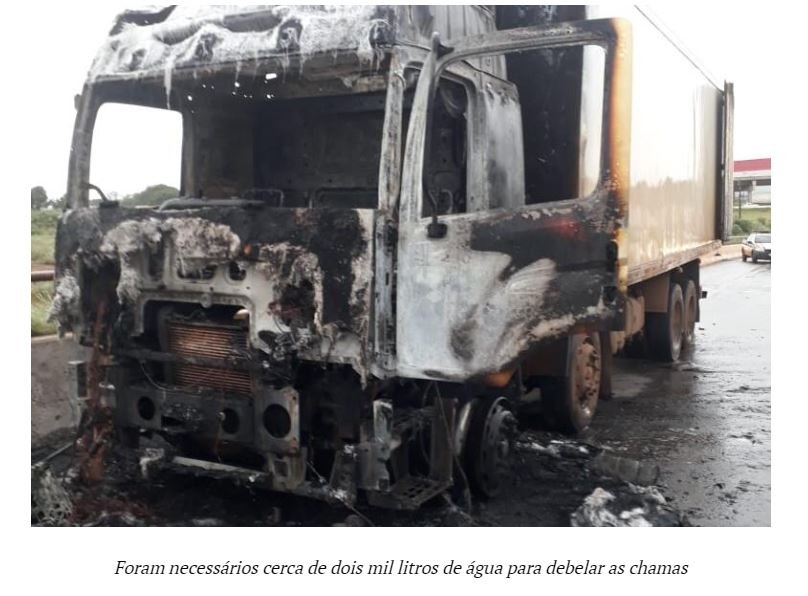 Após acidente em avenida no estado de Goias motorista coloca fogo em caminhão e foge
