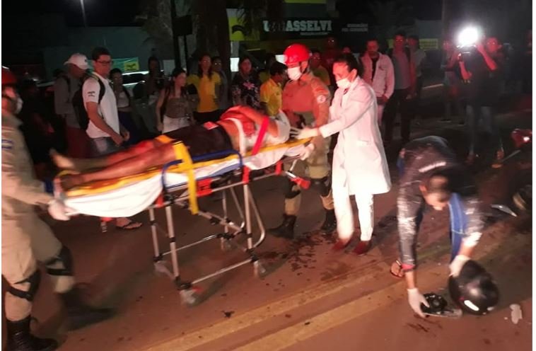 URGENTE: Motociclista em Colíder sofre fraturas pelo corpo após acidente violento em frente faculdade. (Vídeo)