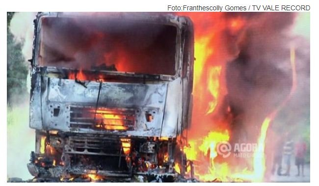 Carreta que transportava soja fica destruída após pegar fogo em MT