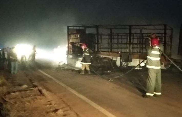 Carretas batem e uma pega fogo na rodovia Sinop-Juara; um morto