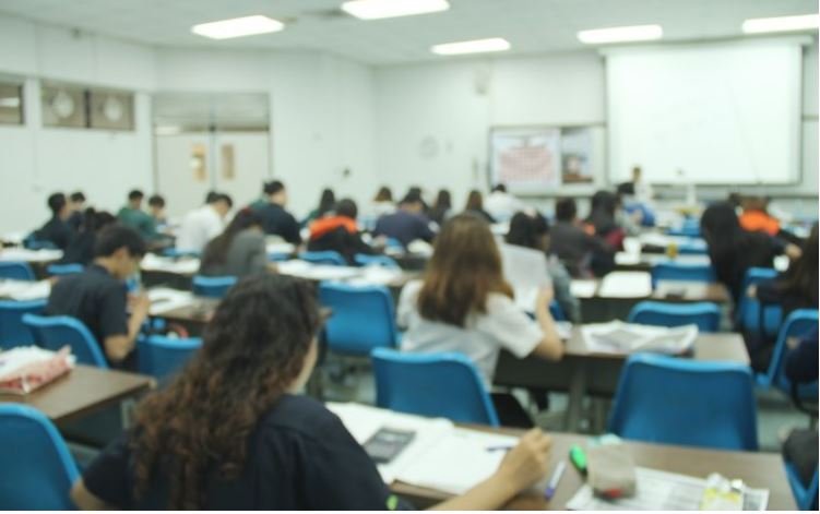 70% dos alunos saem do ensino médio sem saber o básico de português e matemática