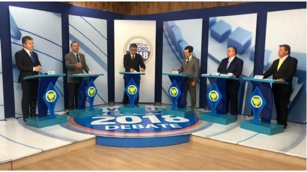 Entenda a estratégia de cada candidato no primeiro debate ao governo de MT; bastidores, troca de farpas e provocações