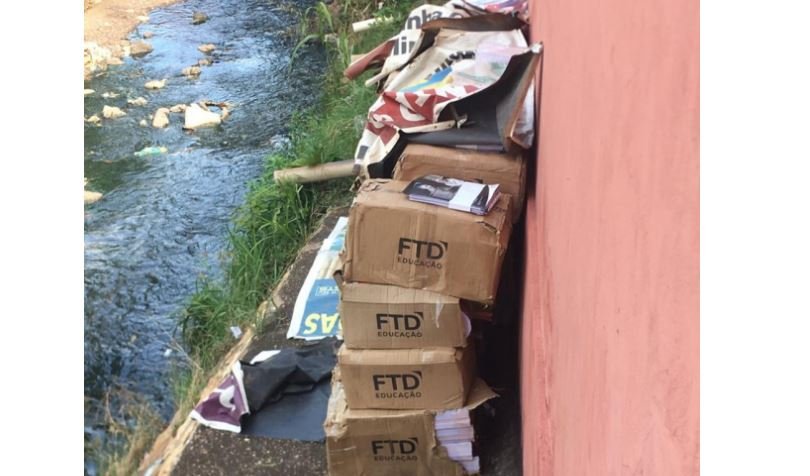 Livros didáticos são descartados em córrego de MT